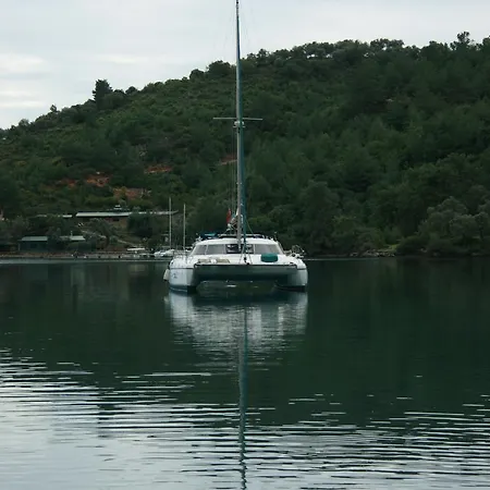 On Y Va Sailing Úszó hotel