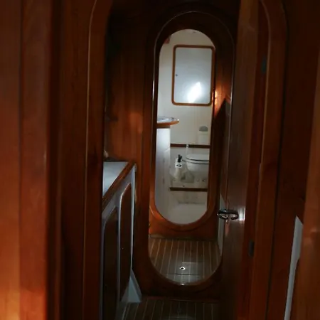 On Y Va Sailing Úszó hotel